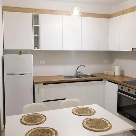 Daire Modern Air Conditioned 2Br In Heart Of Shkoder