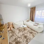 Modern 2br In Heart Of Apartment