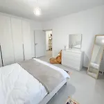 Modern 2br In Heart Of Apartment *
