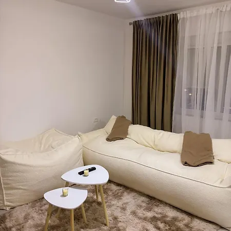 Modern Air Conditioned 2br In Heart Of