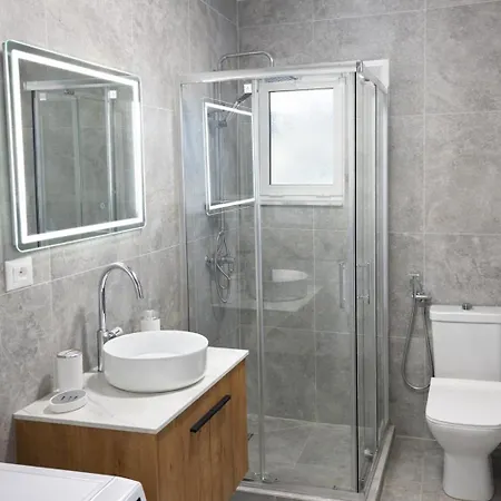 Modern Air Conditioned 2br In Heart Of Apartament
