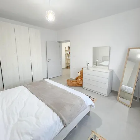 Modern Air Conditioned 2br In Heart Of Apartament *