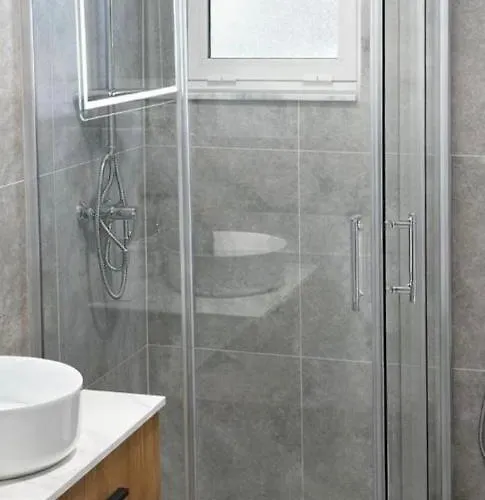 Modern 2br In Heart Of